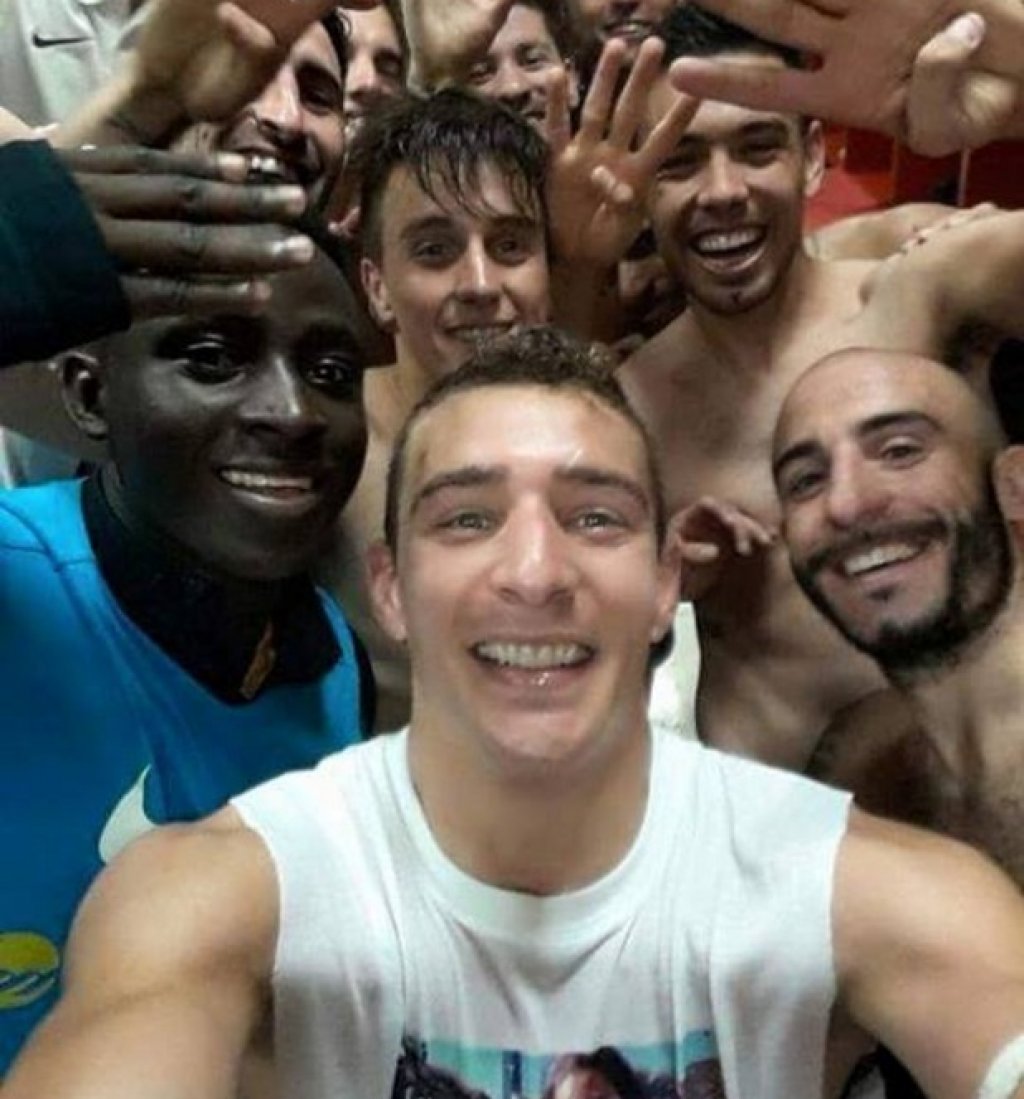 Играчите на Росарио след победата в дербито с Нюелс олд бойс. Пръстите показват резултата.