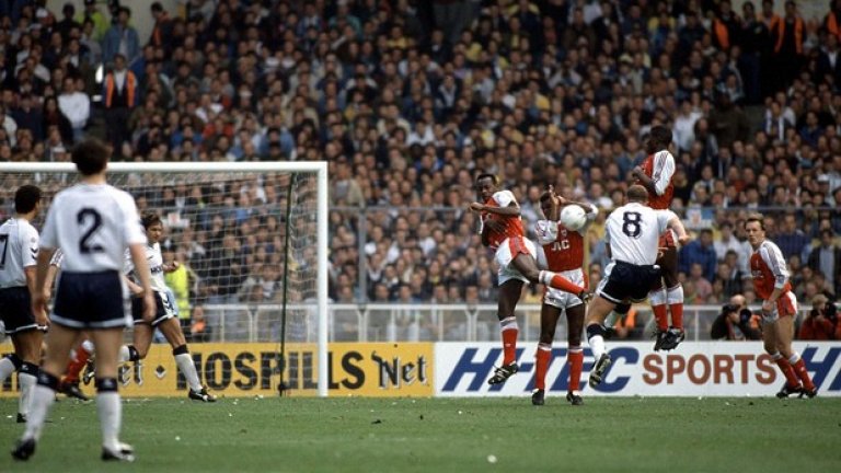1991 г., Тотнъм - Арсенал 3:1Газа вкарва великия си гол на "Уембли", при който стреля със сила и фалц едновременно - неговото описание на шута. Гари Линекер е другият герой с две попадения, а Арсенал изпуска дубъл, но все пак печели титлата.