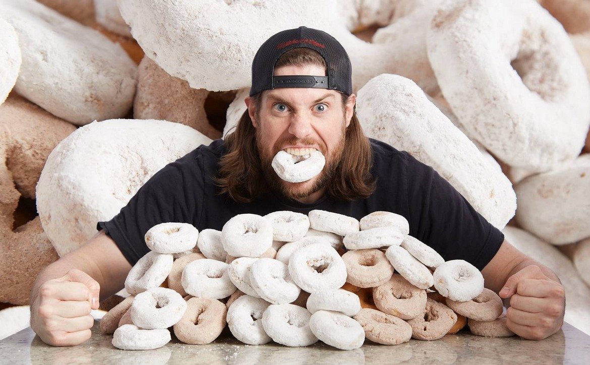 Яденето се е превърнало 
в професия за Кевин Страл, комуто принадлежи рекордът за най-много погълнати донъти с пудра захар за 3 минути