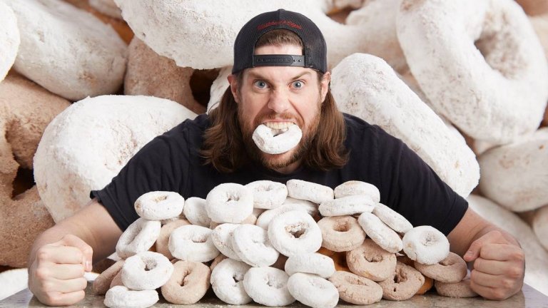 Яденето се е превърнало 
в професия за Кевин Страл, комуто принадлежи рекордът за най-много погълнати донъти с пудра захар за 3 минути