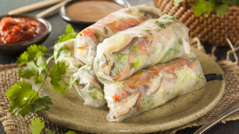 Пролетни рулцаТе са великолепно предястие, но и чудесна лека вечеря. За четирима гладни ни трябват една голяма тиквичка, два големи моркова, две чушки по избор, шепа гъби по избор – всичко това, нарязано на тънки лентички. В дълбок тиган запържваме няколко пера пресен лук на ситно с 2-3 скилидки чесън. 

Добавяме зеленчуците, подправяме със сол, пипер и зелени подправки по избор и запържваме до омекване. 12 оризови кори накисваме във вода според указанията на опаковката и ги завиваме на рулца с добре охладената плънка. Оставяме ги да стегнат на хладно за няколко часа и поднасяме със соев сос и сосове по избор.