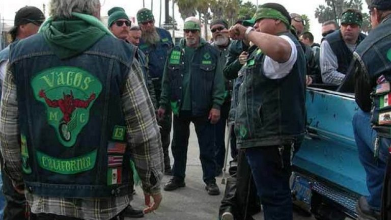 7. Vagos Motorcycle Club

Territory: Югозапад
Членство: 4000

Бандата е най-известна с координацията при операции за трафик на наркотици през мексиканската граница. Клубът е основат през 60-те години. От самото начало "Vagos" са във война с "Ангелите на Ада". Освен това, рокерите от югозапада са замесени в една от най-интересните полицейски операции, свързани с мотоклубове. Членове на бандата са обвинени във взривяване на полицейски коли. 

Въпреки че доказателствата не са в тяхна полза, "Vagos" съдят местната полиция за клевета и делото уредено извън съда, без нито един член на мотоклуба да попадне в затвора.