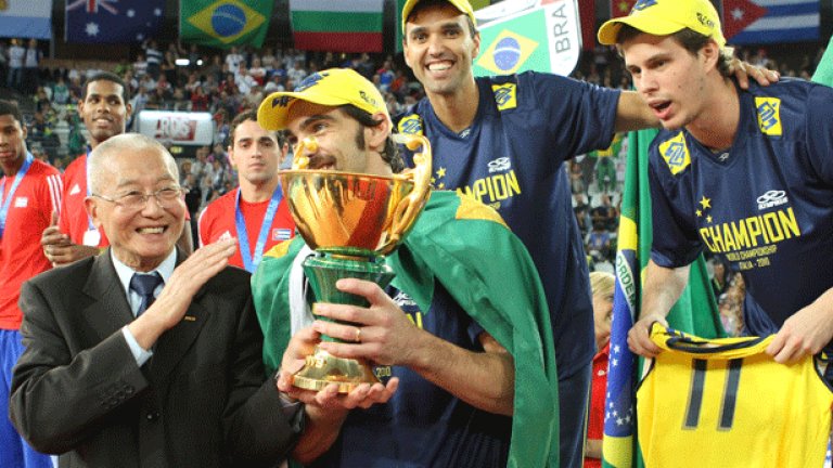 Капитанът на Бразилия Жиба вече държи в ръцете си третата световна титла на тима, получена лично от президента на международната федерация Дзизонг Вей