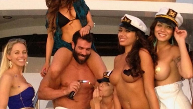 Концепцията на "Спаси Дан" обединява нещата, които вълнуват съвременния Калигула на социалните мрежи - оръжия, млади дами с прекрасна анатомия, екшън, Дан Билзериан и още оръжия