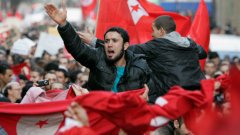 Масовото недоволство в Тунис стигна върхова точка, откакто преди две години Арабската пролет донесе надежди за демокрация 