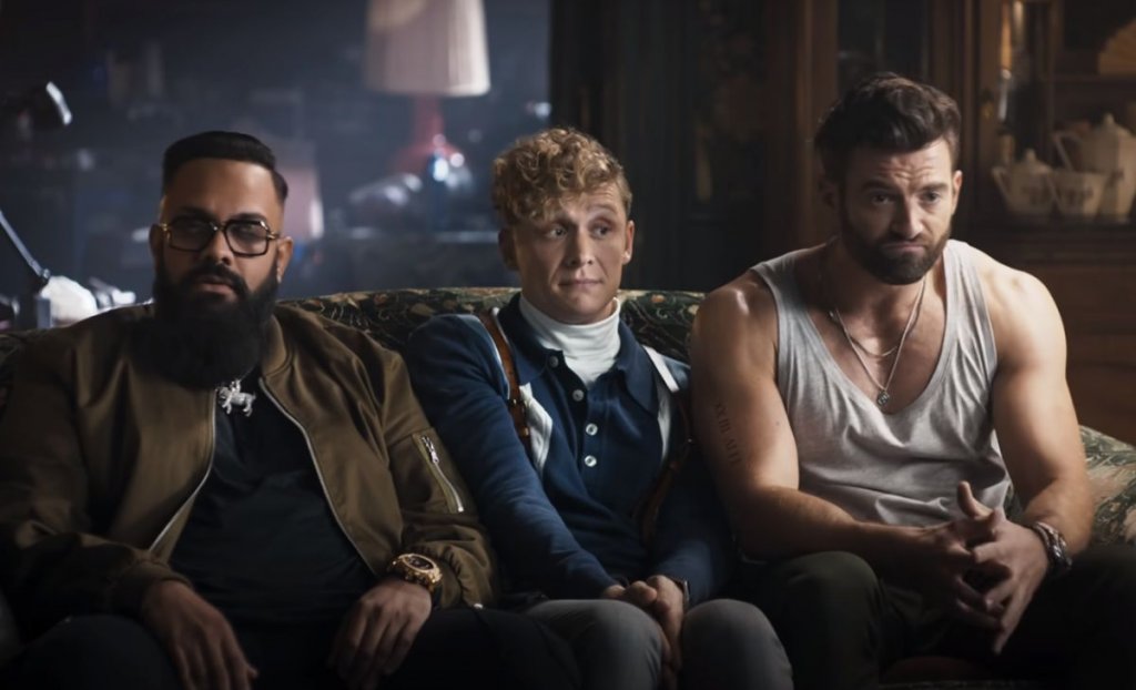 Army Of Thieves
Къде: Netflix
Кога: от 29 октомври
Зомби филмът Army of the Dead на режисьора Зак Снайдър ("Батман срещу Супермен", "Лигата на справедливостта") е сред най-гледаните заглавия на Netflix, така че е възможно да имате интерес и към тази предистория. И макар да се развива в същата вселена като Army of the Dead, този филм е посветен не на зомбита, гладни за плът, а за хора, жадни за пари.
Главен герой тук е Людвиг Дийтър, за когото няма непробиваем сейф. Ето защо е поканен да стане част от група, чиято цел е невиждан обир на точно три непробиваеми сейфа. В групата има човек за всичко - хакер, шофьор и мускулест специалист по оръжията, но в крайна сметка основната тежест пада на Людвиг в този обирджийски филм, допълнен с малко хумор.