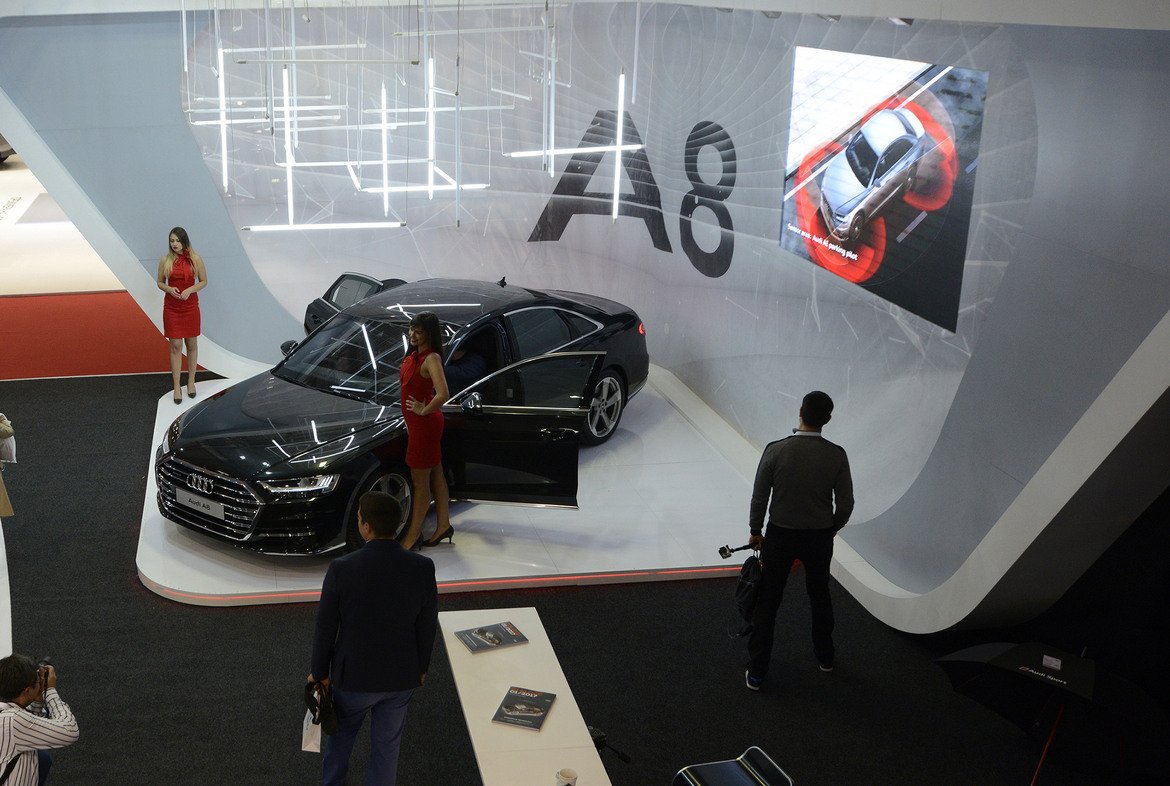 Audi A8 е с нова визия, 400 функции с опция за индивидуализация, 41 асистент системи, 8

варианта за интериорни цветове и 5 предложения за декоративни елементи. 

Внедрена новаторска концепция за управление на функциите със сензорни екрани оставя

копчетата в миналото и представя бъдещето в луксозния клас – интуитивно и минималистично.

Вътрешното пространство на A8 наподобява разкошен просторен салон. Автомобилът участва

и в интелигентното общуване, като водачът задейства много от функциите в него чрез нова

форма на гласово управление.

Audi A8 е и първият серийно произвеждан автомобил в света, разработен с цел постигане на

автономно шофиране. От 2018 година Audi постепенно ще започне да внедрява в серийно

производство отделни функции на революционната система Audi AI за пилотирано управление,

като тази за паркиране и гариране, които позволяват - напълно автономно управление на

автомобила през мобилна апликация, без да е необходимо физическото присъствие на водача

в него.


