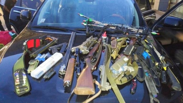 В багажника на автомобила си мъжът носел 3 пушки, 1 пистолет и 24 ножа