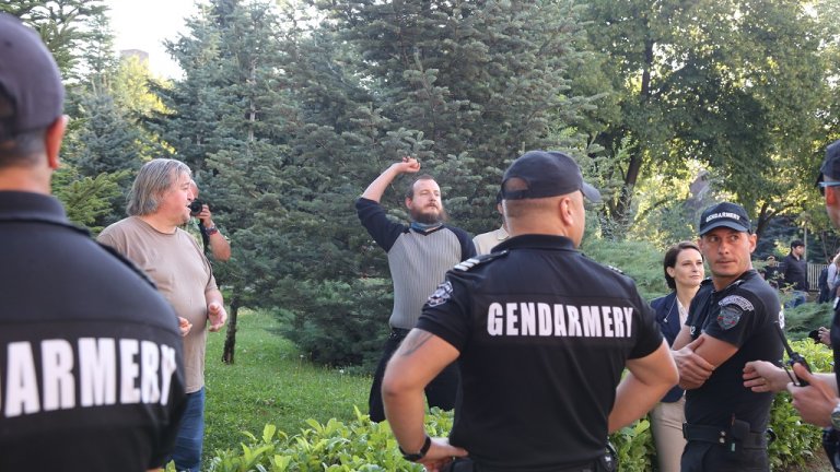 Протестиращи замеряха депутати с яйца и домати
