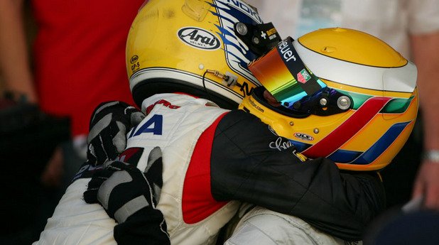 Розберг поздравява Хамилтън за победата му в Бахрейн Супер при през 2004 - едно от най-авторитетните състезания във Формула 3 заедно с Гран при на Макао