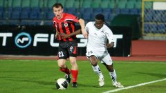 Искрен Писаров (в червено-черно) е под въпрос за двубоя на Локомотив (София) срещу Левски