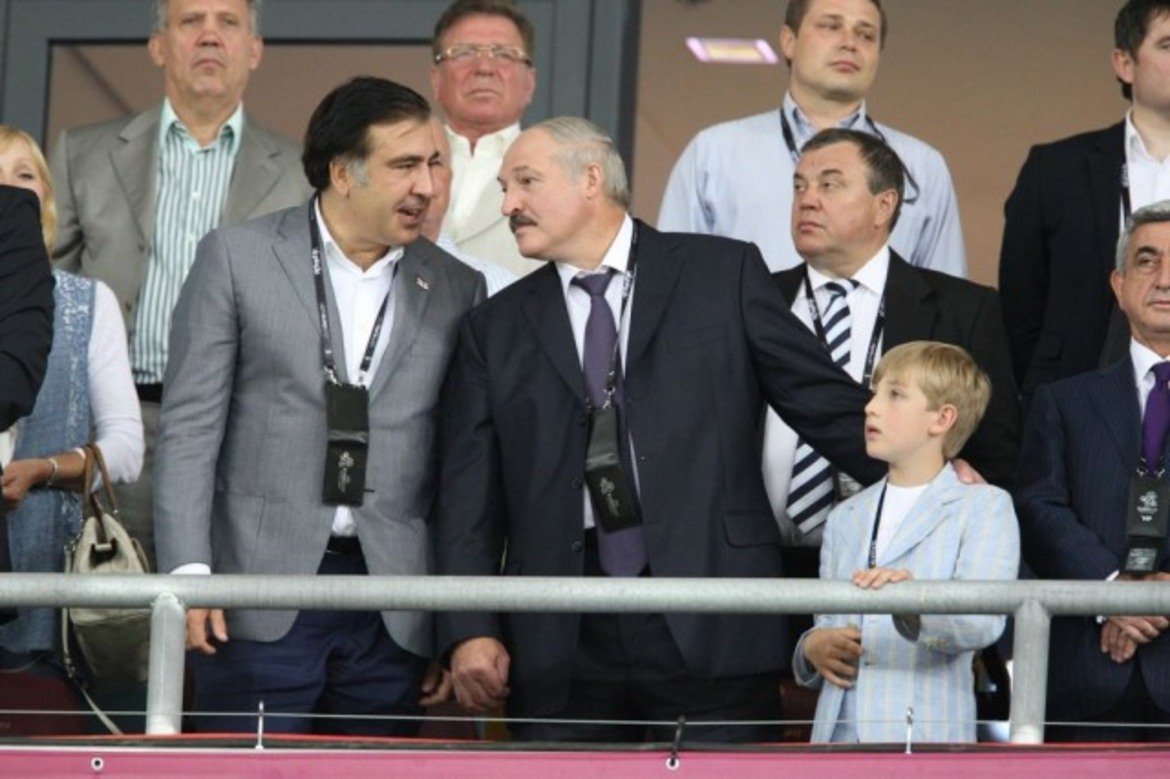 3. Лукашенко командва футбола

След като идва на власт в Беларус през 1994 г., президентът Александър Лукашенко решава, че освен всичко друго той трябва да командва и футбола. Първата му работа е да посъветва шефа на федерацията Евгений Шунтов веднага да си напише оставката. Сменя го с председателя на държавния комитет по авиацията Григорий Фьодоров, и оттогава най-популярният спорт се ръководи само от проверени партийни другари на държавния глава. 
Фьодоров работи с размах, като например на мача с Швейцария в Минск праща вертолети на стадиона. От тях се искало да правят вятър с перките си, и да изсушат по този начин наводненото от дъжда игрище. След това несполучливо начинание обаче Фьодоров влиза под кожата на влиятелни хора в УЕФА, в резултат на което Беларус получава много сериозни помощи по програмите за финансиране. Същият авиатор изпълнява успешно възложената от Лукашенко задача и измъква от частния сектор Динамо Минск, за да му върне статута на държавен отбор. 
След Фьодоров футболната централа попада под управлението на Генади Невиглас, шеф на тайните служби на Беларус и началник на администрацията на Лукашенко. Той обаче няма възможност да пътува за мачове на територията на Европейския съюз, тъй като за него има издадена специална забрана от Брюксел. Това често води до неудобни ситуации, затова през 2011 г. Лукашенко качва на трона Сергей Румас, директор на една от най-големите банки в страната.
