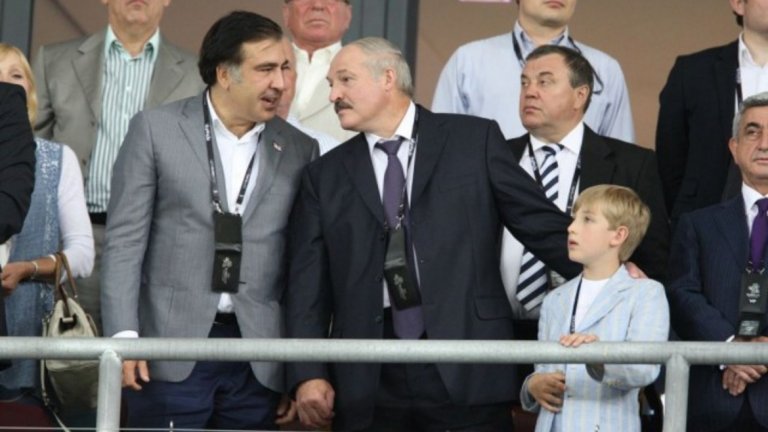 3. Лукашенко командва футбола

След като идва на власт в Беларус през 1994 г., президентът Александър Лукашенко решава, че освен всичко друго той трябва да командва и футбола. Първата му работа е да посъветва шефа на федерацията Евгений Шунтов веднага да си напише оставката. Сменя го с председателя на държавния комитет по авиацията Григорий Фьодоров, и оттогава най-популярният спорт се ръководи само от проверени партийни другари на държавния глава. 
Фьодоров работи с размах, като например на мача с Швейцария в Минск праща вертолети на стадиона. От тях се искало да правят вятър с перките си, и да изсушат по този начин наводненото от дъжда игрище. След това несполучливо начинание обаче Фьодоров влиза под кожата на влиятелни хора в УЕФА, в резултат на което Беларус получава много сериозни помощи по програмите за финансиране. Същият авиатор изпълнява успешно възложената от Лукашенко задача и измъква от частния сектор Динамо Минск, за да му върне статута на държавен отбор. 
След Фьодоров футболната централа попада под управлението на Генади Невиглас, шеф на тайните служби на Беларус и началник на администрацията на Лукашенко. Той обаче няма възможност да пътува за мачове на територията на Европейския съюз, тъй като за него има издадена специална забрана от Брюксел. Това често води до неудобни ситуации, затова през 2011 г. Лукашенко качва на трона Сергей Румас, директор на една от най-големите банки в страната.
