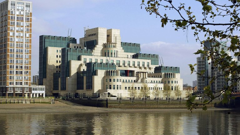 Кристофър Стийл е бивш служител на британското външно разузнаване MI6, прекарал дълги години на мисия в Русия