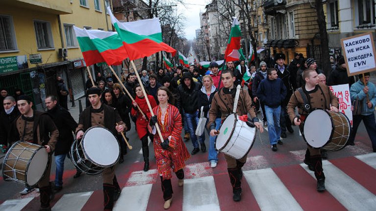 Протестът на ВМРО беше воден от младежи в носии