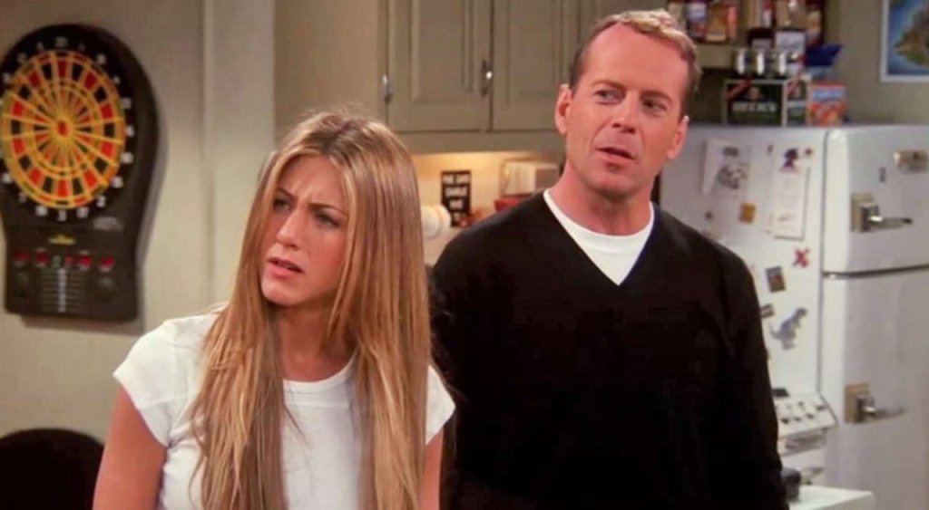 Брус Уилис
Уилис не само гостува, но и печели „Еми” за ролята си на Пол Стивънс – бащата на приятелката на Рос – Елизабет. Междувременно, се превръща и в гадже на Рейчъл, а трудно някой може да забрави (почти) мъжките му сълзи в сери