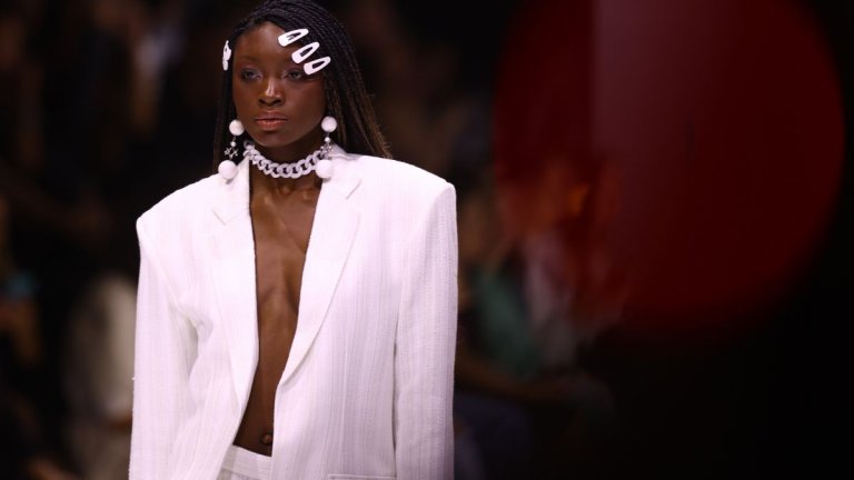 Дяволът носи бяло
Белите костюми, които бяха извън радара на стилистите отново са тенденция, като този път е препоръчително акцентите по тоалета да са дребни и вниманието да не се разсейва от цвета. Белият панталон идва в разнообразни кройки - от широки до плътно прилепнали по тялото, а що се отнася до сакото - препоръчително е да е по-свободно.