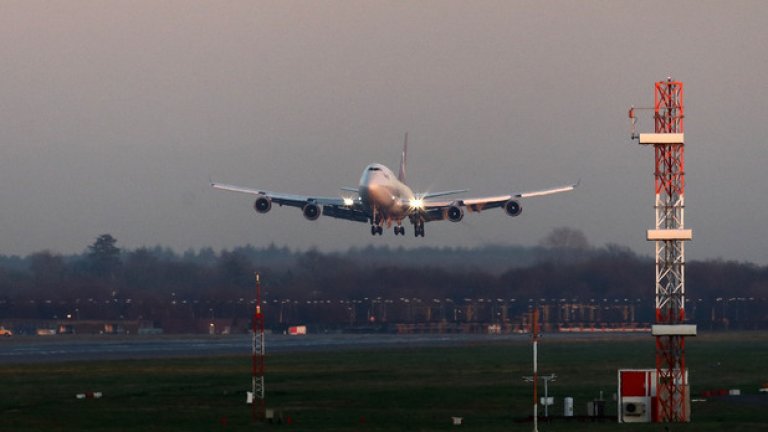 Боинг 747 на авиокомпанията Virgin Atlantic беше принуден да кръжи с часове, преди да кацне