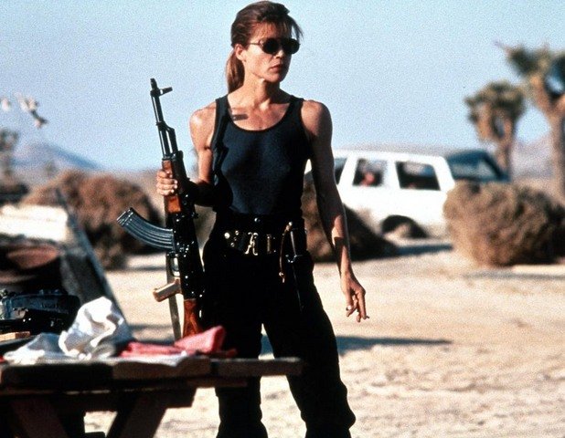Героинята на Линда Хамилтън в "Терминатор 2: Денят на страшния съд" се казва Сара Конър и сякаш е родена да държи картечница