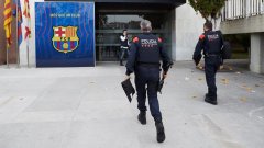 Седмицата за Барселона започна с полиция в офисите на клуба
