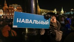 Няколко хиляди души скандираха "Не на Путин, не на войната", "Крим не е наш", и "Свобода". Повече от 100 души бяха арестувани, сред тях е и журналист от Wall Street Journal.
