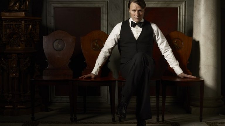Hannibal
Един от малкото истински страшни сериали, той проследи доктор Ханибал Лектър в неговите канибалски приключения, изпълнени с насилие и травмиращи моменти. Третият сезон предложи вероятно най-смущаващите епизоди и най-силните изпълнения от Мадс Микелсен и Джилиън Андерсън, но поради недостатъчния си рейтинг сериалът беше спрян от NBC.
Критиката обаче оцени много високо този финален сезон и „Ханибал” масово попада в какви ли не класации за сериали на годината.