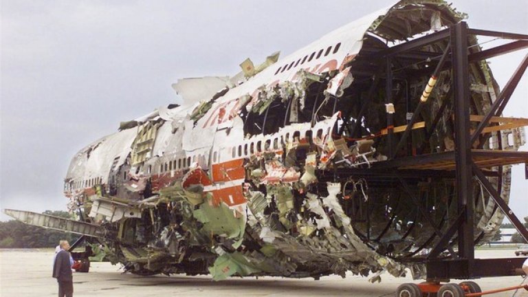 17. Най-скъпото разследване
Полет 800 на американската авиокомпания TWA се взривява над Атлантическия океан само 30 минути след излитането си от Ню Йорк на 17 юли 1996 г. Разследването на инцидента се превръща в най-дългото и скъпо в историята на американската гражданска авиация.
Едва през 2000 г. следствието излиза с версията, че самолетът е станал жертва на взрив в централния резервоар. Непосредствената причина за взрива не може да се определи със сигурност, но се предполага, че късо съединение е възпламенило горивните пари.
Невъзможността да се определи със сигурност причината за взрива подхранва много алтернативни теории за случилото се, като версията за ракетен обстрел се оказва особено устойчива, подкрепена от множество свидетелски показания.