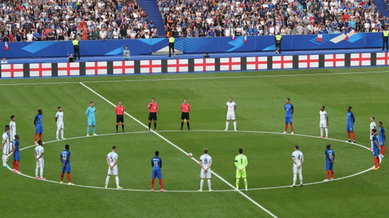 Преди началото на двубоя футболистите запазиха минута мълчание в памет на загиналите