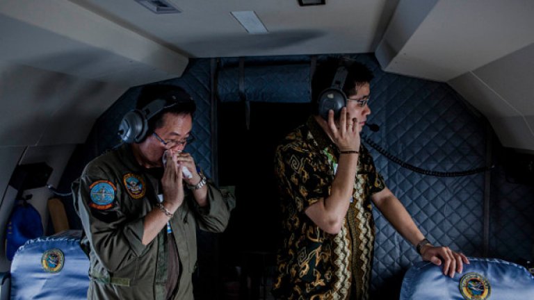 Сурабая, Индонезия: Близък роднина на загинал пътник от полет QZ8501 се е присъединил към спасителните екипи в търсене на останки от самолетът на комапнията Air Asia, който изчезна над Яванско море на 28-ми декември