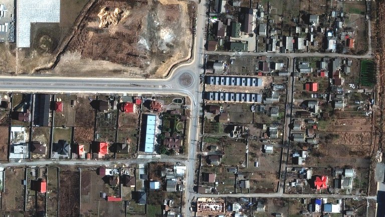 Според руснаците кадрите от украинския град са фалшиви, но няколко паралелни анализа на сателитни изображения на Буча от дните преди руското изтегляне говорят за друго