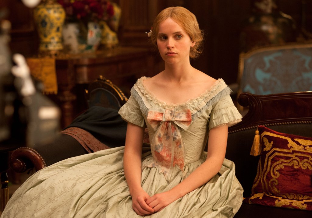 \"The Invisible Woman\"
Ралф Файнс е не само добър актьор, но и добър режисьор. Този филм е доказателство. В него той разказва историята на Чарлз Дикенс. Докато е на върха на славата си във викторианска Англия, той се запознава с млада жена и двамата