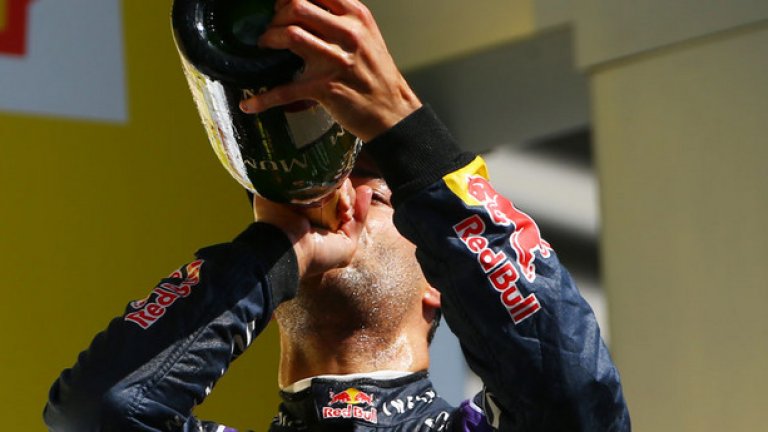 Дениъл с шампанското на подиума