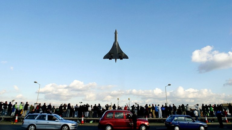 "Конкорд" за последен път каца на летище "Хийтроу" в Лондон.