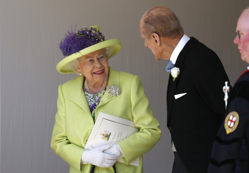 Ярките костюми и шапки на кралица Елизабет IIМислите си, че тя просто има страст към неоновите и свръхярки цветове? Всъщност зад нейните колоритни костюми се крие причина, както се посочва в документалния филм „Кралицата на 90“. С тези тонове където и да отиде, Елизабет II бива забелязвана отдалеч и така всеки гражданин има шанса да се похвали, че е видял кралицата.