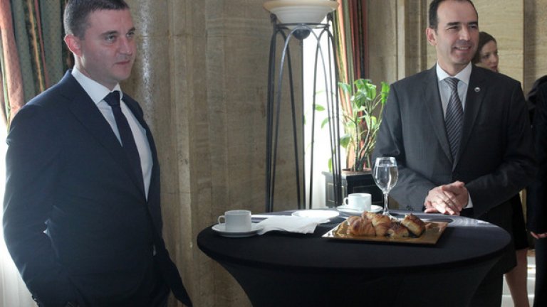 На въпрос дали има принципна уговорка със сегашния управител на БНБ Иван Искров да си подаде оставката преди изтичането на мандата му, ако има политическа подкрепа за нов управител на БНБ, Горанов каза, че е чувал за такава заявка от страна на Искров, но не е проверявал дали ще реагира така.