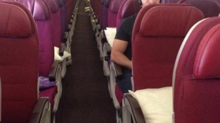 Редовна гледка в самолетите на Malaysia Airlines, след като от началото на годината два техни полета катастрофираха