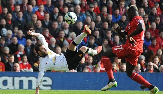 Хуан Мата срещу Ливърпул - страхотно изпълнение от въздуха, което реши мача в полза на Манчестър Юнайтед - 2:1 на "Анфийлд".