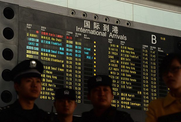 На самолета се качват 227 пасажери. Най-многобройни са китайските граждани - 152 души. Общо на борда се намират пътници от 15 националности