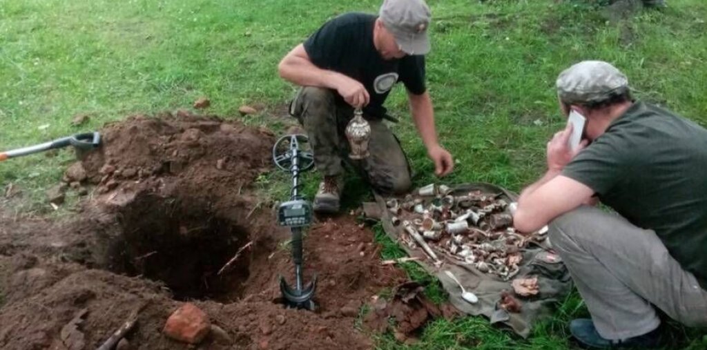 archaeologists-with-nazi-silver