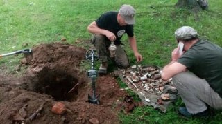 archaeologists-with-nazi-silver