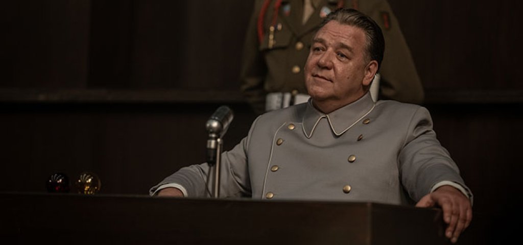 “Нюрнберг”
Включихме „Нюрнберг“, защото той разбира, че историческото кино не е длъжно да крещи, за да бъде опустошително. Силата на филма е в това, че представя справедливостта като крехка човешка конструкция, а не като морална даденост. А Ръсел Кроу в главната роля за пореден път ни зашемети с играта си.