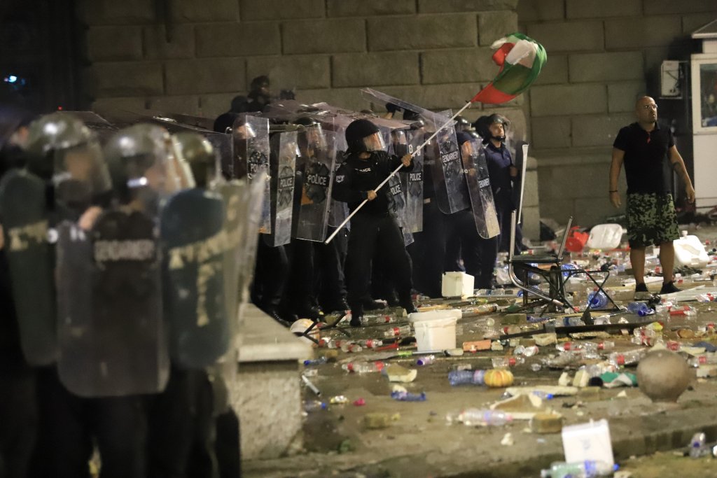 Сблъсъци на протеста, хвърлят бомбички по полицаите пред парламента