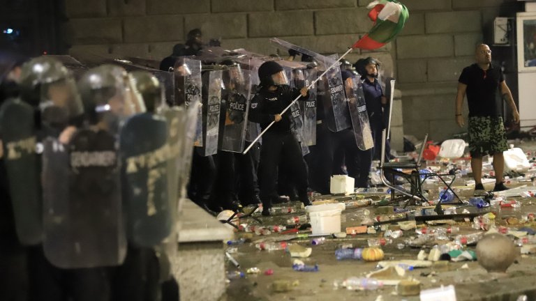 Според информациите над 50 демонстранти също са потърсили медицинска помощ вчера