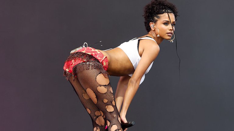 TylaСякаш всяка звезда, която е решила да е максимално разголена на фестивала, е сполетяна от едно и също модно проклятие. И в други години повечето мацки са били полуголи, но тази немалко от тях изглеждат евтино. Изключение не прави изпълнителката Tyla, която опитва да върне прокъсаните чорапогащници на мода иии… не успява.