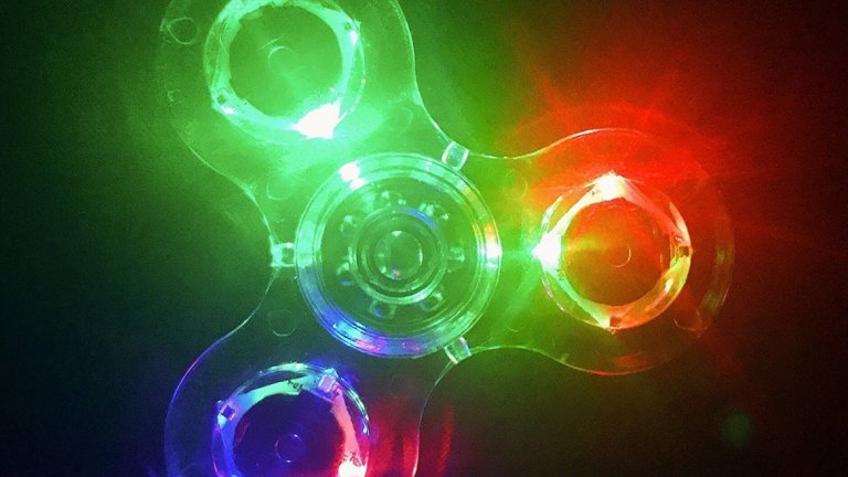 Спинърът с LED-светлини в различни цветове, произведен от прозрачен акрил, се продава за три долара - ако не ви се дават повече пари, но си търсите нещо по-различно от най-масовите играчки, това е за вас. 
