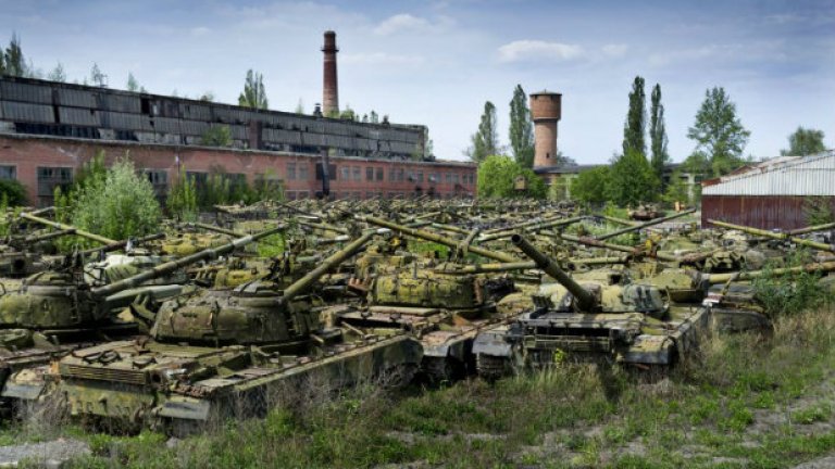 Гробище за съветски танкове в Украйна