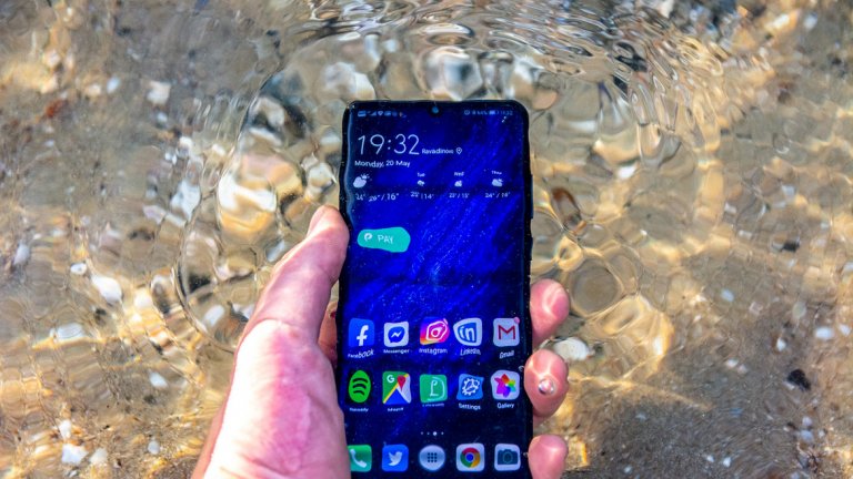 Ако искате да снимате под вода, независимо сладка или солена, все пак е добре да ползвате специалният кейс - торбичка, предлаган от Huawei. Камерата дори си има специален режим за този случай.