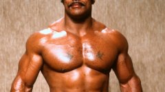 Роки има спаринги с мегазвезди на бокса като Мохамед Али и Джордж Форман в младежките си години, но заради огромната си сила и мускулатурата на борец, намира мястото си в кеча.