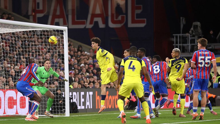 Глътка въздух за Тотнъм след победа в дербито