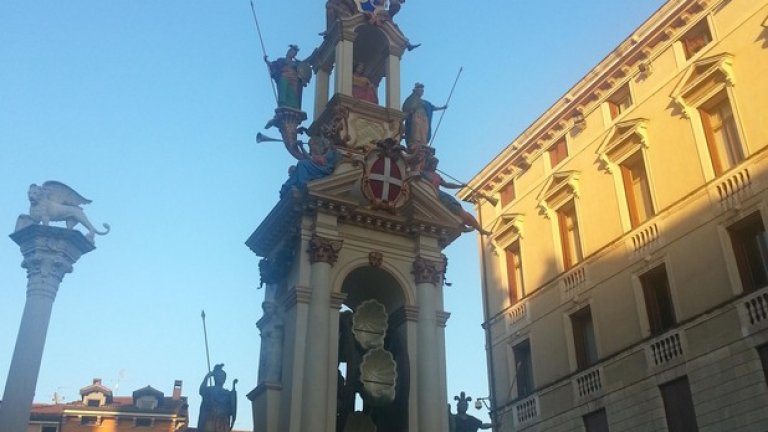 За традиционния есенен събор във Виченца (регион Венето) на центъра се издига специална движеща се статуя наречена Giro della Rua. Тя символизира гордостта и предприемаческия дух на града